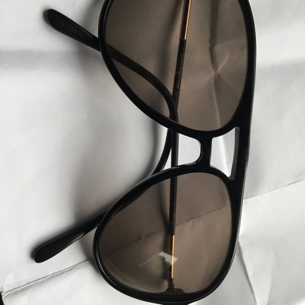 Tom Ford aviator sunglasses. Used con and see pic!